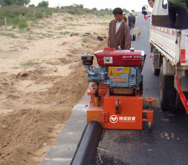 瀝青砂混凝土現(xiàn)澆路緣攤鋪機