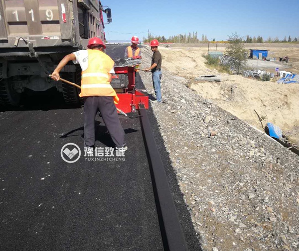 新疆博樂(lè)15*12小型攔水帶機(jī)施工中