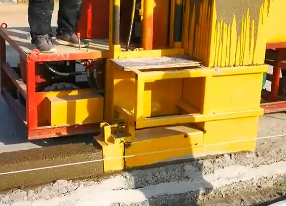高速公路路沿石機現澆施工現場